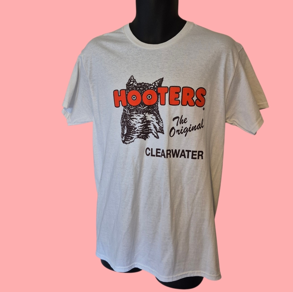 Hooters Clearwater Tee Shirt Medium